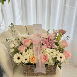 BASKW01-กระเช้าลิลลี่ชมพู-กุหลาบพีช-โทนละมุน-กระเช้าของขวัญ