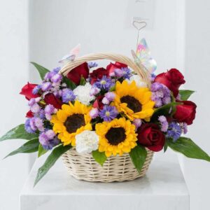 BASKY01-กระเช้าทานตะวัน-กุหลาบหลากสี-โทนสดใส-กระเช้าหวาย