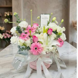 BOXP04-กล่องลิลลี่ขาว-เยอบีร่าชมพู-โทนสดใส-จัดกล่องใสเก๋ๆ