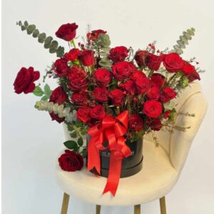 BOXR01-กล่องกุหลาบแดง-ยิปโซ-โทนคลาสสิก-จัดกล่องดำโบว์แดง