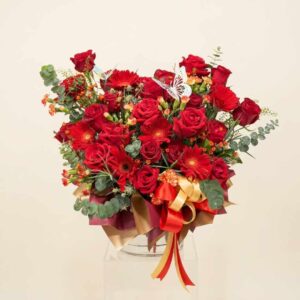 BOXR04-กล่องกุหลาบแดง-คาร์เนชั่น-โทนแดงทอง-จัดพุ่มทรงหัวใจ