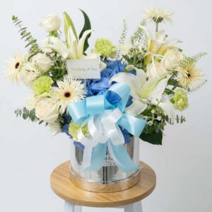 BOXW04-กล่องลิลลี่ขาว-เยอบีร่า-โทนฟ้าขาว-จัดดอกไม้ในกล่องเงิน