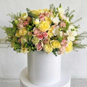 BOXY01-กล่องกุหลาบเหลืองชมพู-โทนคัลเลอร์ฟูล-จัดแน่นทรงพุ่มกลม