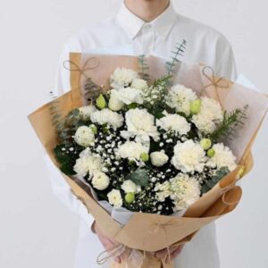 CAR01-ช่อคาร์เนชั่นขาว-ยิปโซ-โทนคลีน-ห่อกระดาษคราฟท์โบว์น้ำตาล