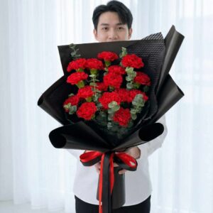 CAR02-ช่อคาร์เนชั่นแดง-ช่อใหญ่-โทนรัก-ห่อดำสไตล์โมเดิร์น