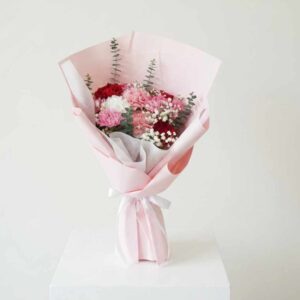 CAR04-ช่อคาร์เนชั่นแดงชมพู-โทนสดใส-ห่อสีชมพูอ่อนมินิมอล