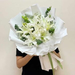LI02-ช่อลิลลี่ขาว-ใบยูคา-โทนละมุน-จัดพุ่มใหญ่ห่อขาวทรงฟู