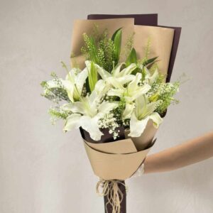 LI03-ช่อลิลลี่ขาว-โทนหรูหรา-ห่อน้ำตาลทอง-สไตล์คลาสสิก