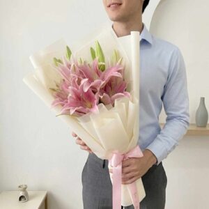 LI06-ช่อลิลลี่ชมพู-โทนหวาน-ห่อสีครีม-ของขวัญวันครบรอบ