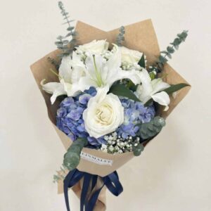 MB01-ช่อลิลลี่ขาว-ไฮเดรนเยียฟ้า-โทนเย็น-ห่อกระดาษคราฟท์