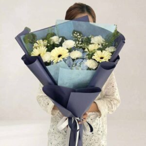 MB02-ช่อเยอบีร่าขาว-มัม-โทนฟ้าขาว-ห่อสีน้ำเงิน-ทรงพุ่มกว้าง