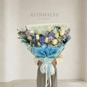 MB03-ช่อกุหลาบขาว-ไฮเดรนเยีย-โทนฟ้า-ห่อฟ้าใส-ยินดี