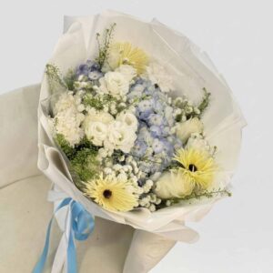 MB04-ช่อเยอบีร่าเหลือง-กุหลาบขาว-โทนพาสเทล-ห่อขาวซ้อนใส