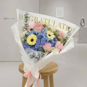 MB05-ช่อเยอบีร่าเหลือง-ไฮเดรนเยียฟ้า-โทนสดใส-ยินดี-ห่อขาว