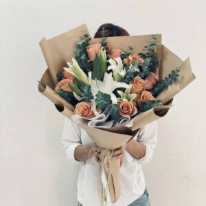 ME01-ช่อลิลลี่ขาว-กุหลาบส้มพีช-โทนเอิร์ธโทน-ห่อน้ำตาล