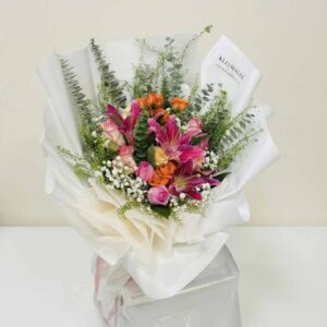 MP05-ช่อลิลลี่ชมพู-เยอบีร่าส้ม-โทนสดใส-ห่อขาวสไตล์โมเดิร์น