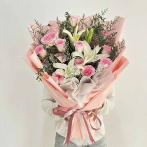 MP06-ช่อลิลลี่ขาว-กุหลาบชมพู-โทนหวาน-ห่อชมพู-ช่อสูงสง่า