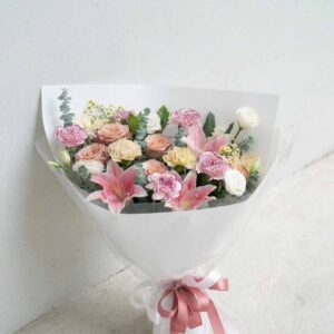 MP07-ช่อลิลลี่ชมพู-กุหลาบพีช-โทนพาสเทล-ห่อขาว-แนวกว้าง