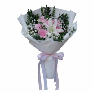 MP08-ช่อลิลลี่ขาว-กุหลาบชมพู-โทนอ่อน-ห่อขาวโบว์ยาว-มินิมอล