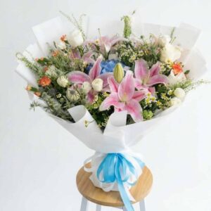 MP09-ช่อลิลลี่ชมพู-ไฮเดรนเยีย-โทนหลากสี-ห่อขาวโบว์ฟ้า