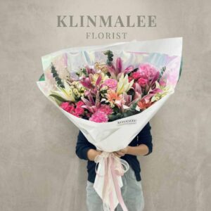 MP12-ช่อลิลลี่ชมพู-คาร์เนชั่น-โทนเข้ม-ห่อขาว-สไตล์ KLINMALEE