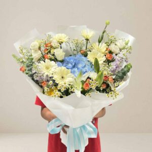 MPT01-ช่อเยอบีร่าเหลือง-ไฮเดรนเยีย-โทนหลากสี-ห่อขาวมินิมอล