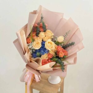 MPT02-ช่อกุหลาบส้ม-ไฮเดรนเยียฟ้า-โทนอุ่น-ห่อชมพูโอรส-ช่อสูง