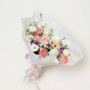 MPT07-ช่อเยอบีร่าส้ม-ไลเซนทัสม่วง-โทนสดใส-ห่อขาวซ้อนใส