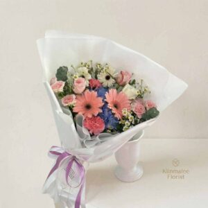 MPT09-ช่อเยอบีร่าชมพู-กุหลาบพีช-โทนอ่อน-ห่อขาว-โบว์ม่วง