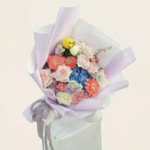 MPT10-ช่อเยอบีร่า-ไฮเดรนเยีย-โทนพาสเทล-ห่อม่วง-มีตุ๊กตา