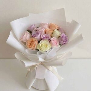 MPT13-ช่อกุหลาบหลากสี-โทนพาสเทล-ห่อขาวทรงพุ่ม-เรียบหรู