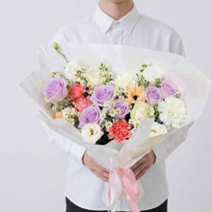 MPT15-ช่อกุหลาบม่วง-คาร์เนชั่น-โทนพาสเทล-ห่อขาวสไตล์คลีน