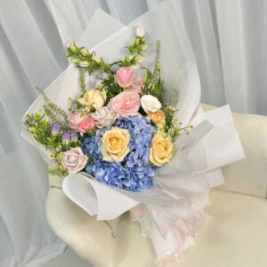 MPT18-ช่อไฮเดรนเยียฟ้า-กุหลาบเหลือง-โทนสดใส-ห่อขาวจัดเกาหลี