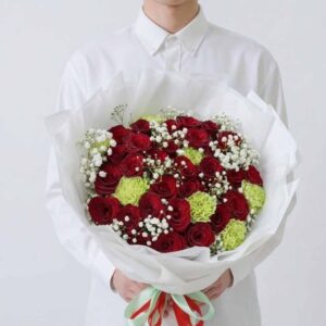 MR04-ช่อกุหลาบแดง-คาร์เนชั่นเขียว-ยิปโซ-ห่อขาวมินิมอล