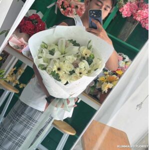 MW04-ช่อดอกไม้รวมโทนขาว-ลิลลี่-เยอบิร่า-กุหลาบ-ห่อพรีเมียม
