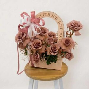 PHE01-กล่องถือดอกกุหลาบสีเอิร์ธโทน-โทนน้ำตาล-จัดพุ่มมินิมอล