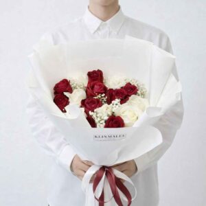 RM01-ช่อกุหลาบสีแดงสลับขาว-Red-and-White-Roses-ห่อกระดาษสีขาว