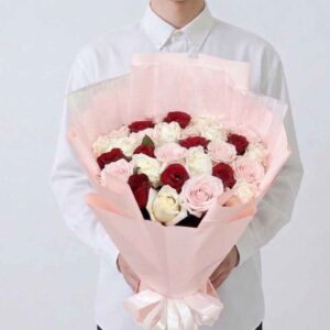 RM02-ช่อกุหลาบผสมสีเรดพิงค์-Red-Pink-White-Roses-ห่อกระดาษชมพู