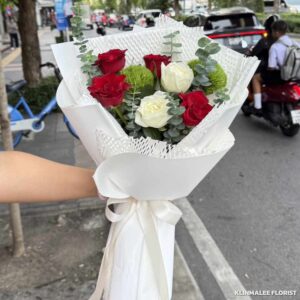 RM11-ช่อกุหลาบขาวแดง-เขียว-ตกแต่งหรูหรา