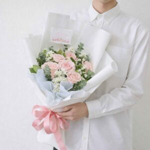 RP06-ช่อดอกกุหลาบชมพู-ห่อกระดาษขาว-ผูกโบว์ชมพูเส้นใหญ่