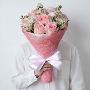 RP08-ช่อดอกกุหลาบสีชมพู-ห่อตาข่ายสีชมพูเข้ม-ผูกโบว์สีขาว