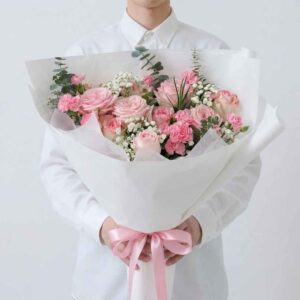 RP10-ช่อดอกกุหลาบสีชมพูหวาน-ห่อกระดาษสีขาวขอบหยัก-ประดับใบยูคา