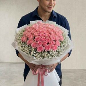 PR12-ช่อดอกกุหลาบชมพูขนาดใหญ่-แซมดอกยิปโซ-ห่อกระดาษสีขาวมินิมอล