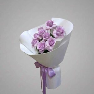 RPUR01-ช่อกุหลาบสีม่วงลาเวนเดอร์-Purple-Roses-Bouquet-ห่อกระดาษขาวมินิมอล