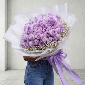 RPUR02-ช่อกุหลาบสีม่วงช่อใหญ่-50ดอก-Purple-Dream-Bouquet-ห่อกระดาษสีขาวพรีเมียม