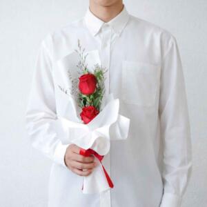 RR01-ช่อกุหลาบแดงดอกเดี่ยว-ห่อกระดาษสีขาว-สไตล์มินิมอล