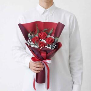 RR02-ช่อดอกกุหลาบแดง-ห่อกระดาษสีแดงเข้ม-ริบบิ้นทูโทน