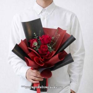 RR04-ช่อกุหลาบสีแดง-ห่อกระดาษสีดำแดง-สไตล์โมเดิร์น