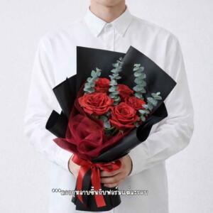 RR05-ช่อกุหลาบแดง-ห่อกระดาษสีดำ-ประดับใบยูคาลิปตัส