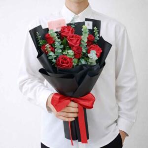 RR06-ช่อกุหลาบแดงช่อใหญ่-ห่อสีดำ-ริบบิ้นแดง-สวยหรู